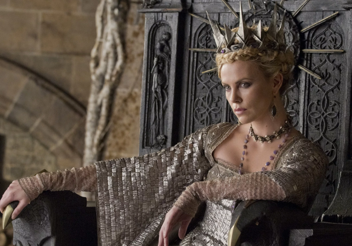 Шарлиз терон равенна. Шарлиз терон белоснежка. Женщины все королевы открытка. Шарлиз терон равенна. Королева ах королева.