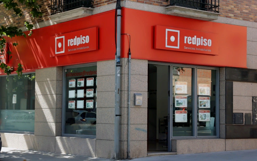 Объявления о продаже и сдаче в аренду квартир и домов, вывешенные в витрине одного из агентств недвижимости в Мадриде. Архивное фыото EFE/Zipi