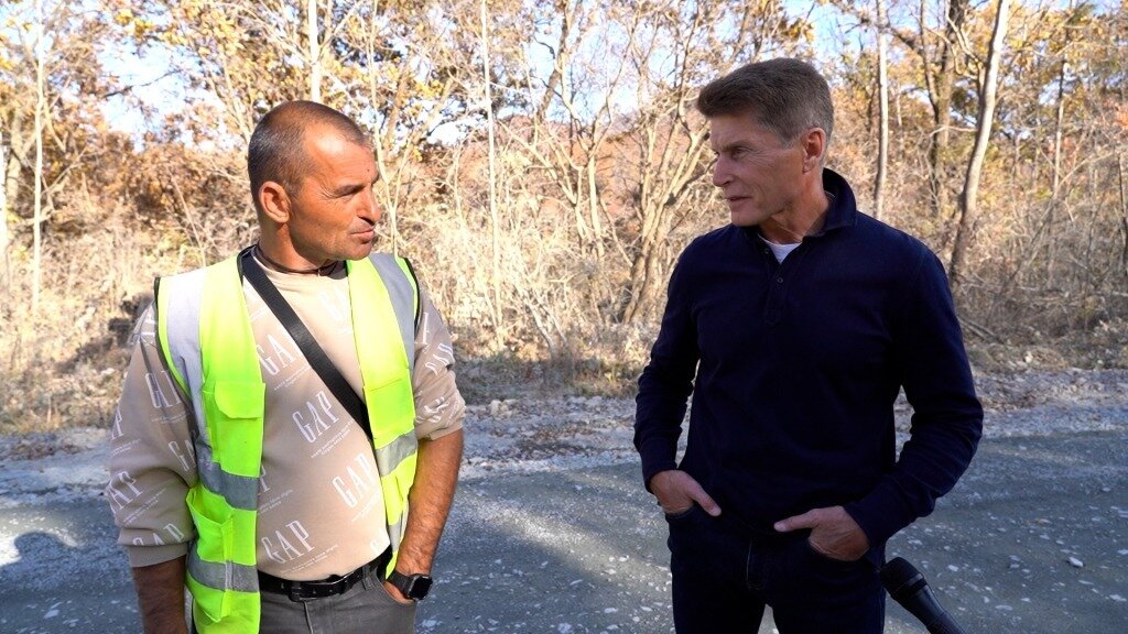     Глава Приморья Олег Кожемяко лично за рулем автомобиля приехал в Лазовский округ, чтобы проверить ход работ по ремонту дороги по популярным здесь маршрутам. Дорожники работают на этом участке ежедневно.