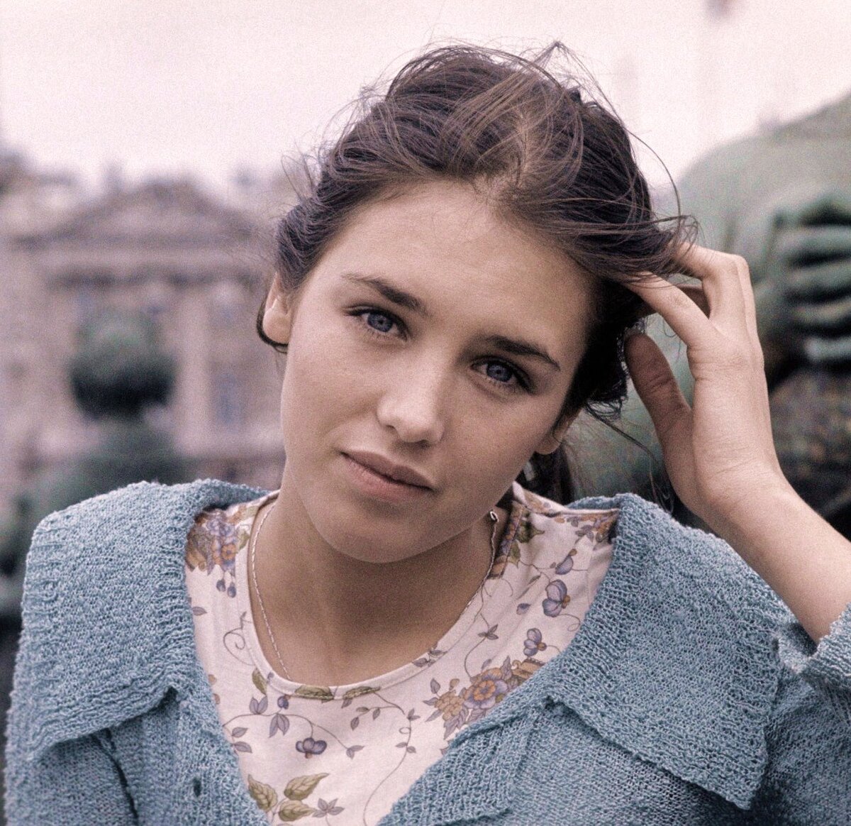 Юля Солошенко, в этой роли выступила московская школьница Вика Петрова.