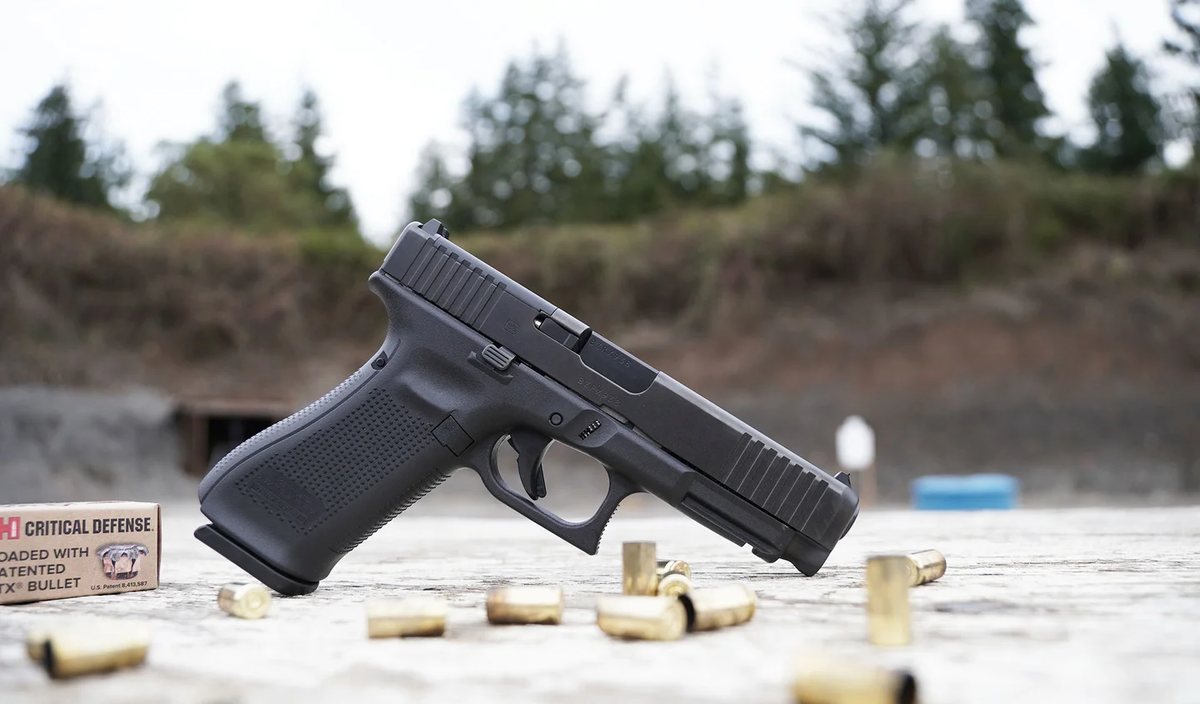 Glock 47 - обратите внимание на рамку. Особенности пистолета Glock 47 можно увидеть, сравнив её длину с оригинальным G17 | Фото: Outdoor Life