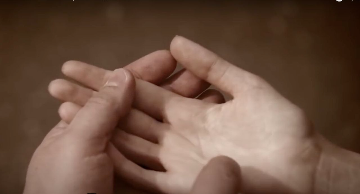 Кадр из фильма «Слово на ладони» о глухонемых, 2021 г. 