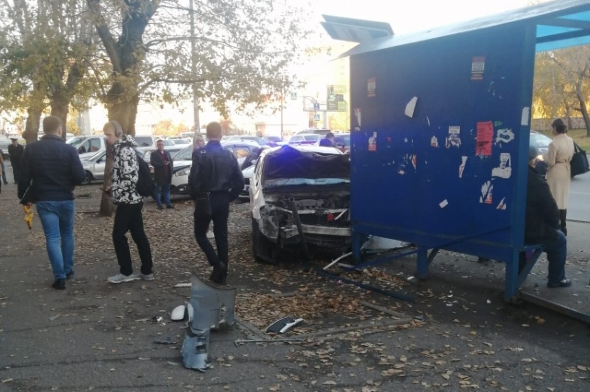    В Барнауле водитель врезался в остановку, погиб пожилой мужчина