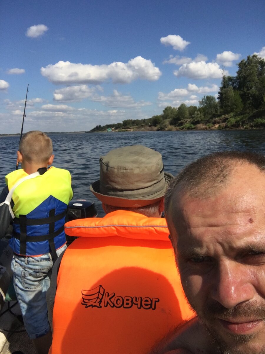 Даже гипс не повод для сына пропускать рыбалку.