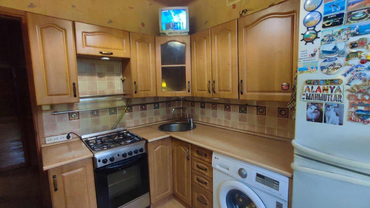 на фото уже нет микроволновки, которая стояла на столешнице рядом с холодильником. Но она там была :))