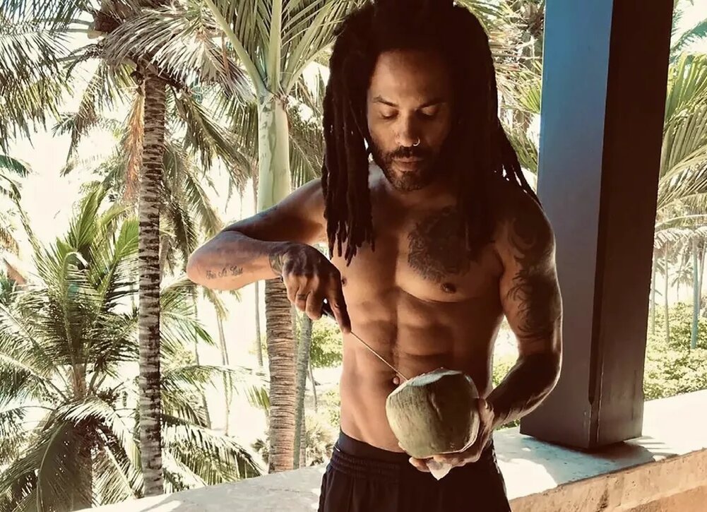    Фанатки в восторге: Ленни Кравиц полностью обнажился для съемок в новом клипе