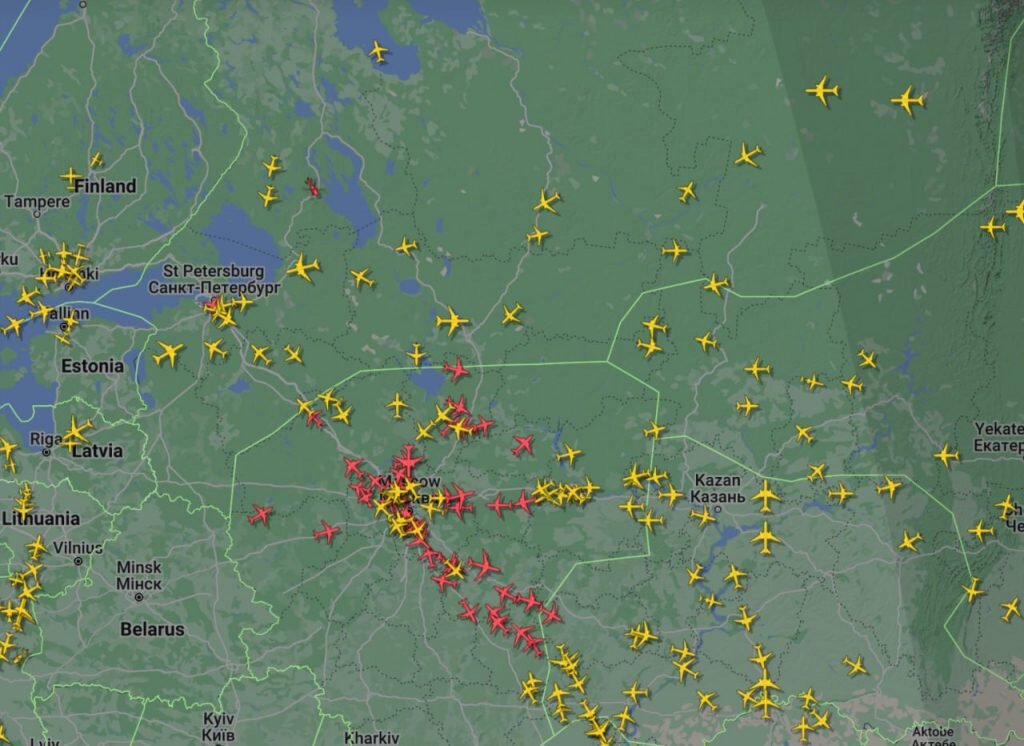 Все красные самолёты якобы терпят бедствие  📷
