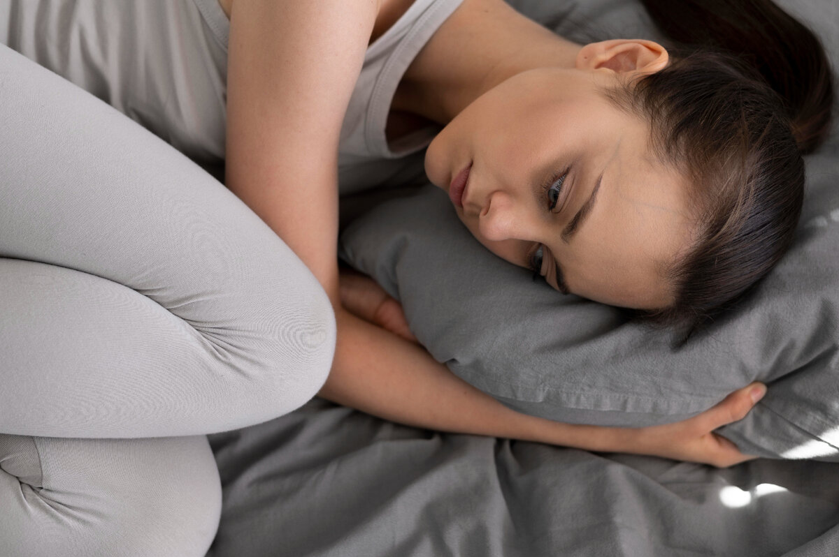  https://ru.freepik.com/free-photo/close-up-depressed-woman-in-bed_17637737.htm 