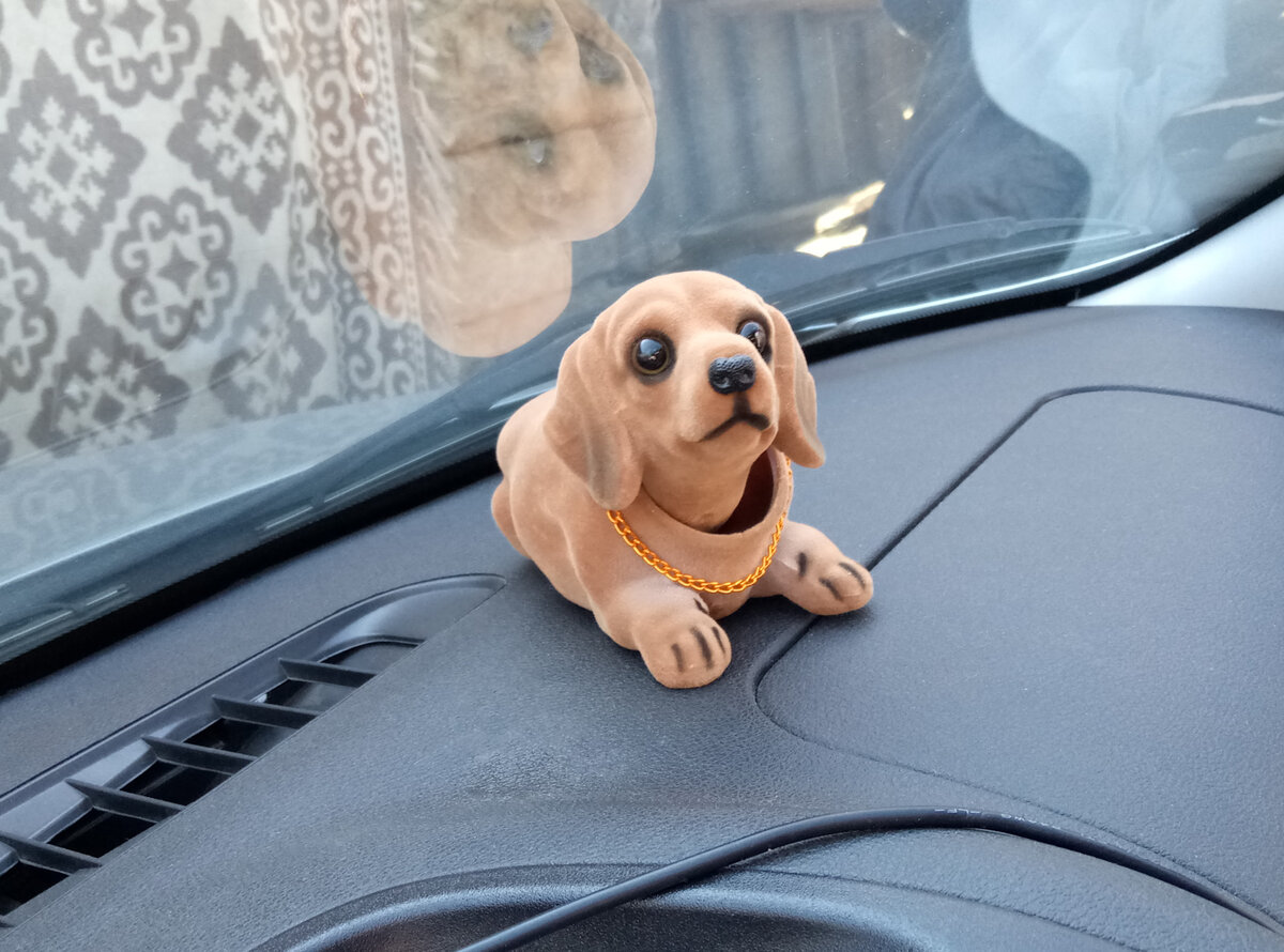 Вот такая собачка кивает головой, видели?