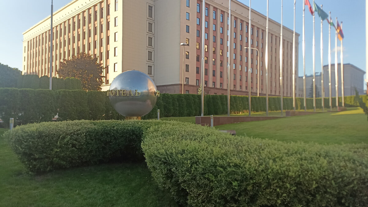 За шаром Администрация президента.