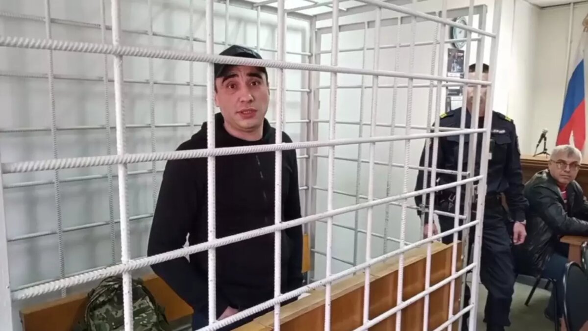     Убивший риелтора в Волгограде Арсен Мелконян наконец-то заговорил в суде с журналистами и даже рассказал, что на самом деле писал в СМС судье, вынесшей ему приговор, сообщает корреспондент «НовостиВолгограда.ру» с места событий.