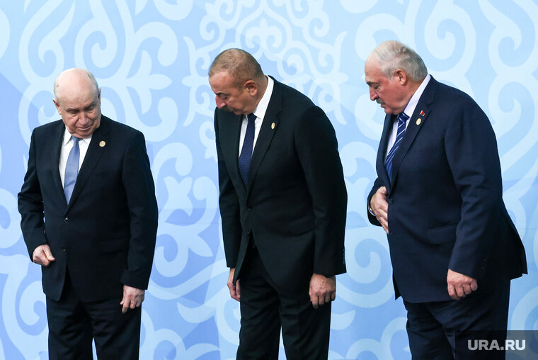    Генсек СНГ Сергей Лебедев, президент Азербайджана Ильхам Алиев и президент Белоруссии Александр Лукашенко проверяют — на свои ли места встали для совместного фотографирования перед началом саммита