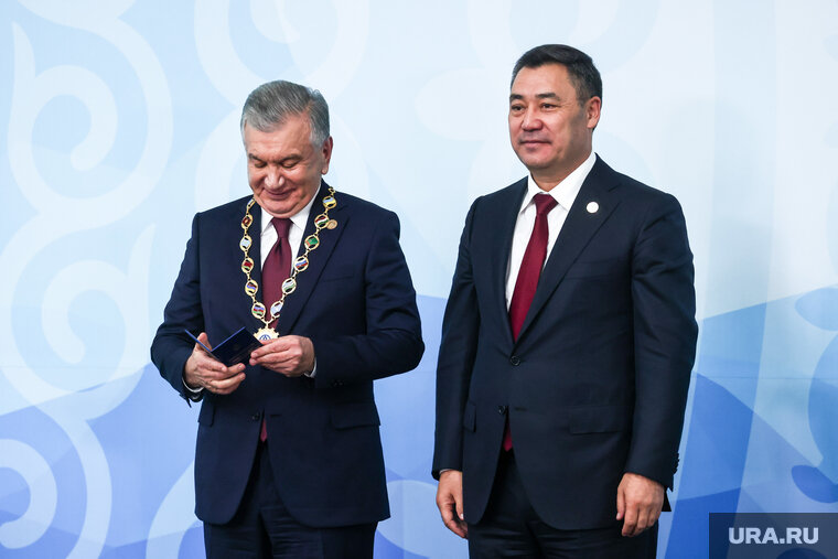    Президент Киргизии Садыр Жапаров (справа) вручил президенту Узбекистана Шавкату Мирзиееву Почетный знак СНГ