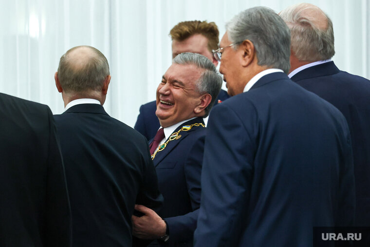    Лидеры стран СНГ поздравили президента Узбекистана Шавката Мирзиеева с получением Почетного знака СНГ