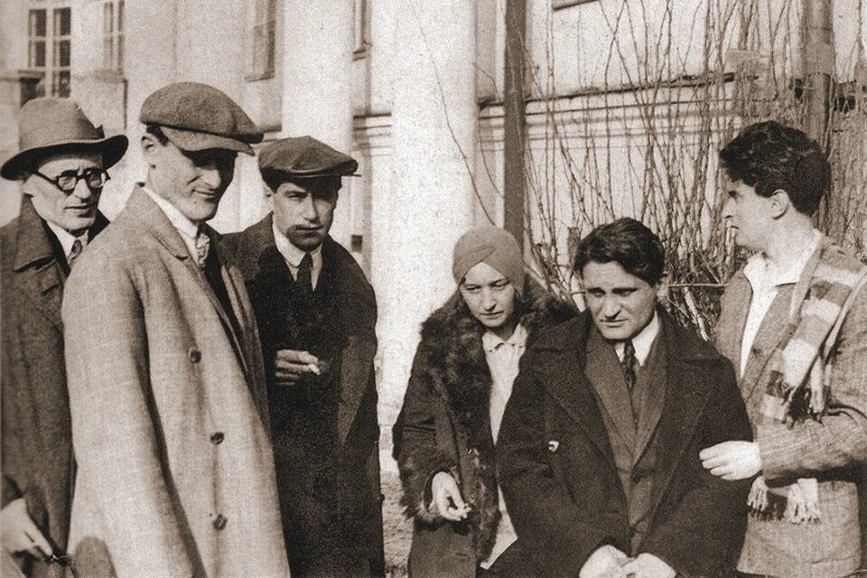 17 апреля 1930 года:творческая интеллигенция на похоронах Маяковского. (Слева направо)Брат Ильи Ильфа Михаил Файнзильберг (художник-график и фотограф). Евгений Петров. Валентин Катаев. Серафима Суок-Нарбут. Юрий Олеша. Поэт Иосиф Уткин. Фото: Wikimedia Commons 