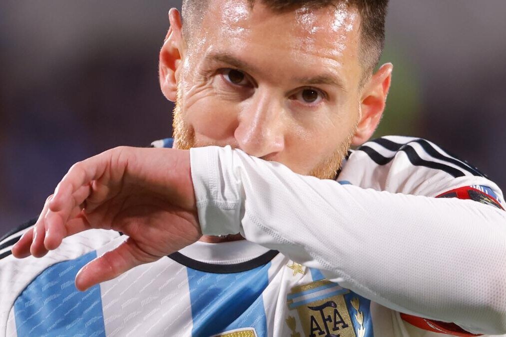     В Месси плюнул соперник во время матча: скандальный эпизод попал в трансляцию и шокировал фанатов