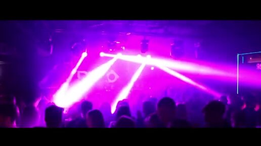 Парень и девушка танцуют в клубе. Тусовка в баре. Потусить. Потусить. Вечеринка с наркотой.