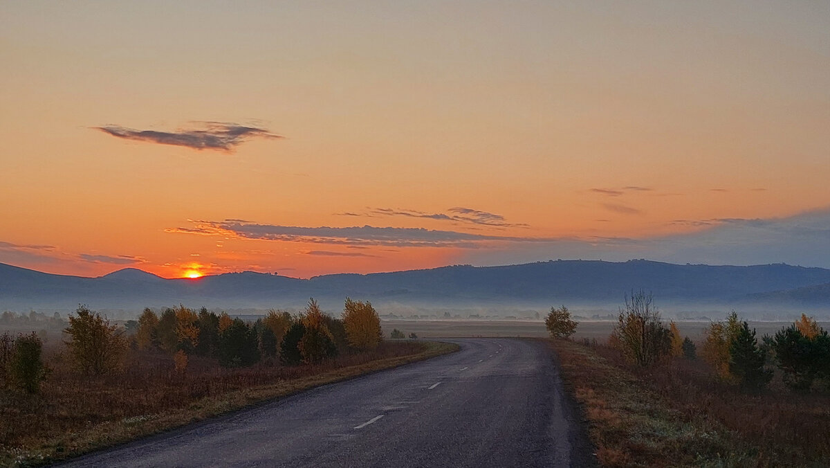 Октябрьский рассвет на границе Алтайского края и Республики Алтай. Фото автора.