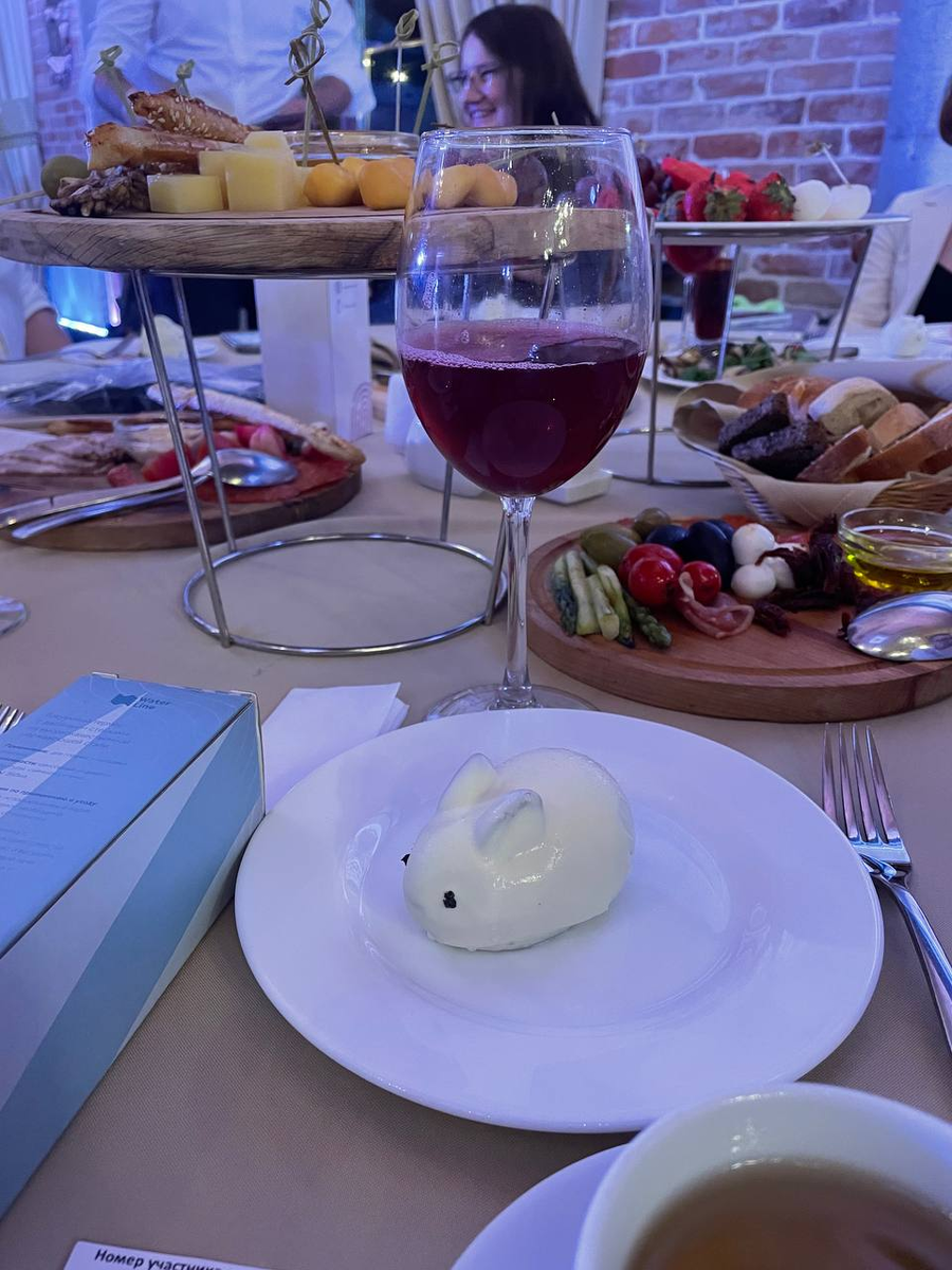 Десерт в виде зайки, а в бокале компот, на вечере компот был у всех