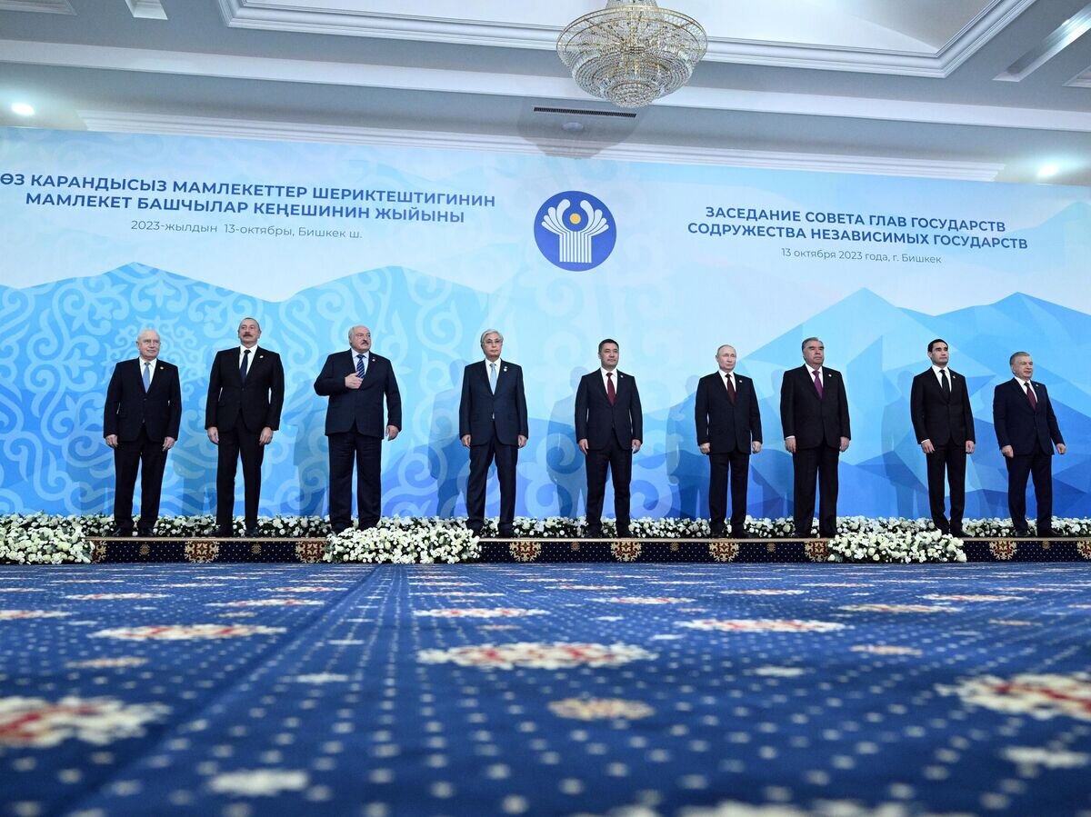    Президент РФ Владимир Путин на церемонии совместного фотографирования глав делегаций государств — участников СНГ в государственной резиденции "Ала-Арча" в Киргизии© РИА Новости / Павел Бедняков