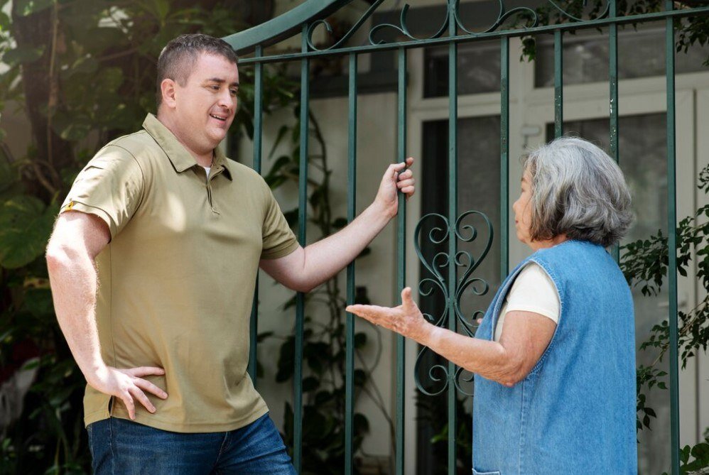  Перед обращением в компетентные органы стоит попытаться поговорить с соседями. Фото: ru.freepik.com