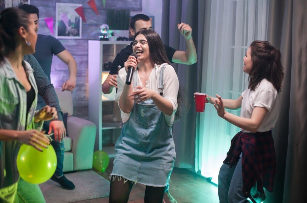  Проблему с соседями, например, частые и громкие вечеринки, может решить обращение в компетентные органы. Фото: ru.freepik.com