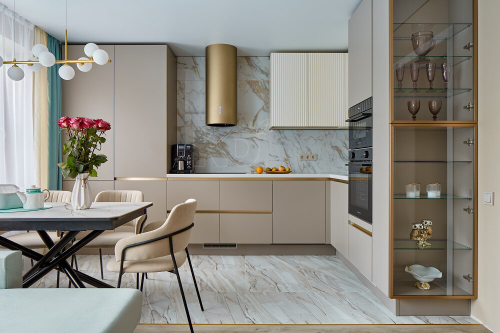 Молочный, белый и цвет «серый камень» прекрасно сочетаются с «золотыми» и «мраморными» акцентами