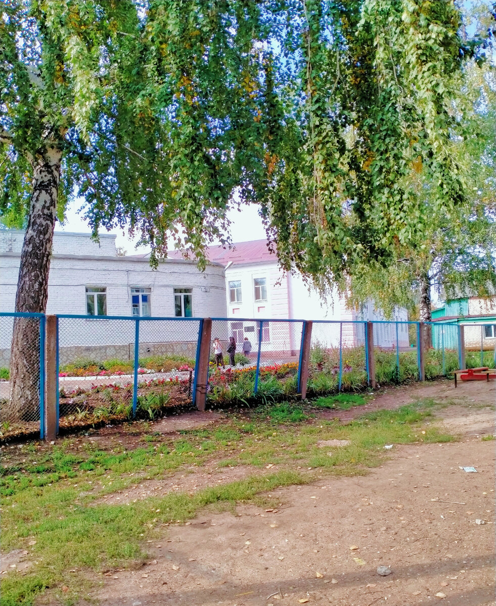 Жду дочку из школы. Сейчас уже плюс 5 даже днём. Утепляемся🧣