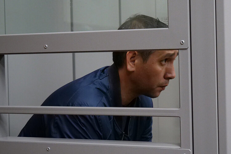    Выслушав стороны, судья удалился в совещательную комнату, после чего вышел и постановил: ходатайство следователя удовлетворить и отправить Хузязянова под арест до 9 декабря