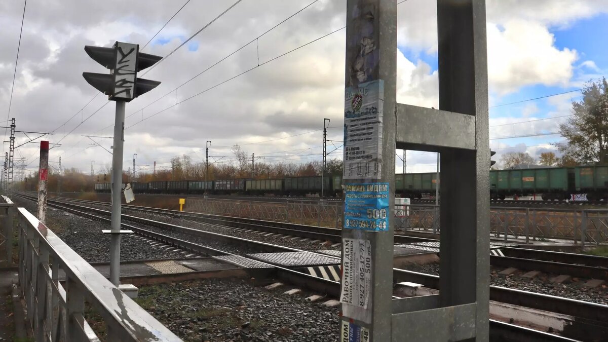     В час пик железные пути через улицу Копылова в Казани, где погиб подросток, переходят 400-600 человек. Представители Горьковской железной дороги филиала РЖД обеспокоены растущими рисками на участке. Какое решение проблемы видит компания — в материале Inkazan.