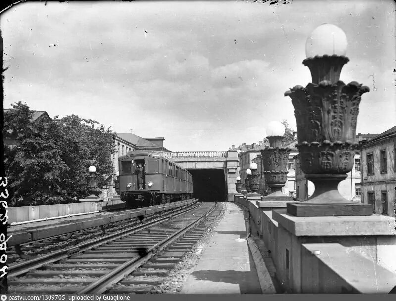 Смоленский метромост в 1947 году. Вид в сторону тоннеля к станции "Смоленская". Фото Н.С. Грановского, с сайта www.pastvu.com.