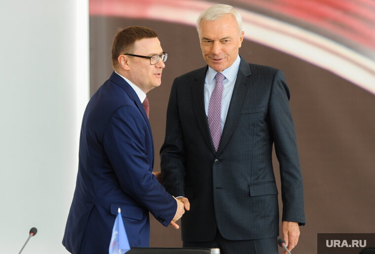    Алексей Текслер (слева) присвоил Виктору Рашникову (справа)