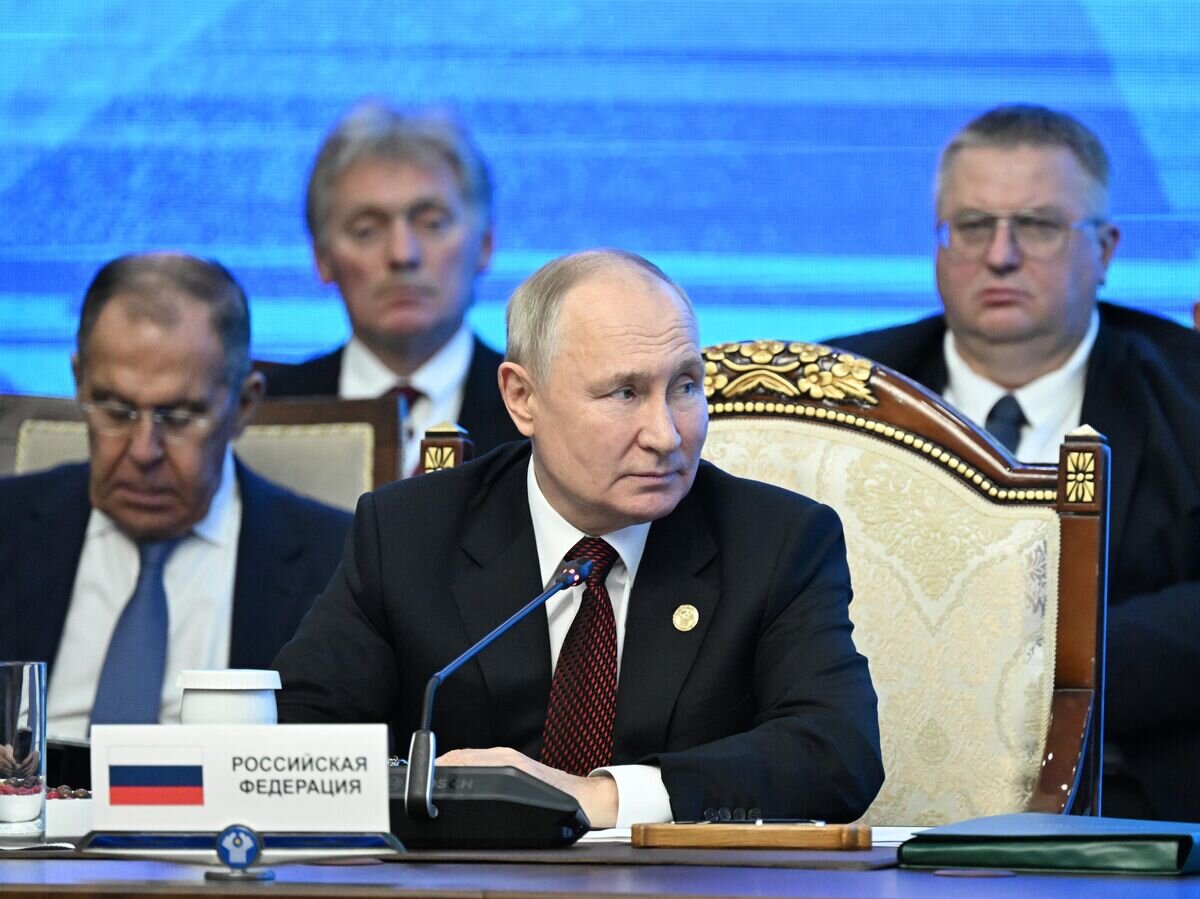    Президент РФ Владимир Путин на заседании Совета глав государств — участников СНГ в расширенном составе составе в государственной резиденции "Ала-Арча" в Киргизии© РИА Новости / Павел Бедняков