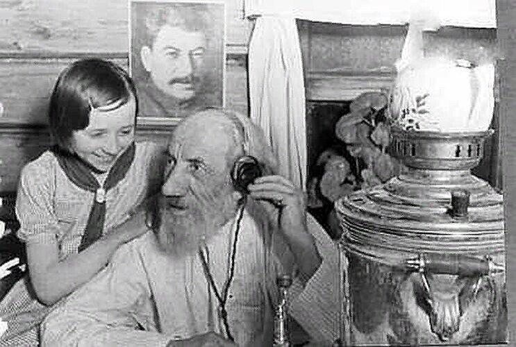 Почему слушают радио. Первое радио в деревне. Дед с радио. Первый радиоприемник в деревне. Первое радиовещание в СССР.