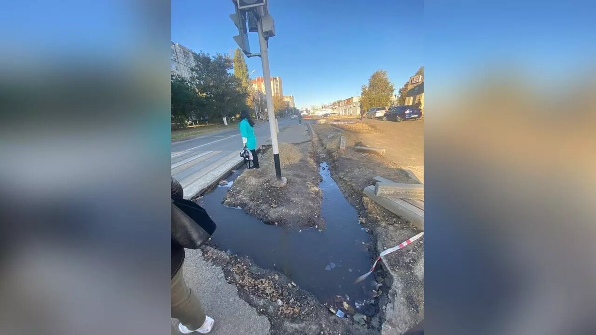     Несколько дней назад местные жители пожаловались на яму с водой рядом с пешеходным переходом. В администрации Ставрополя пообещали устранить проблему в течение следующей недели.