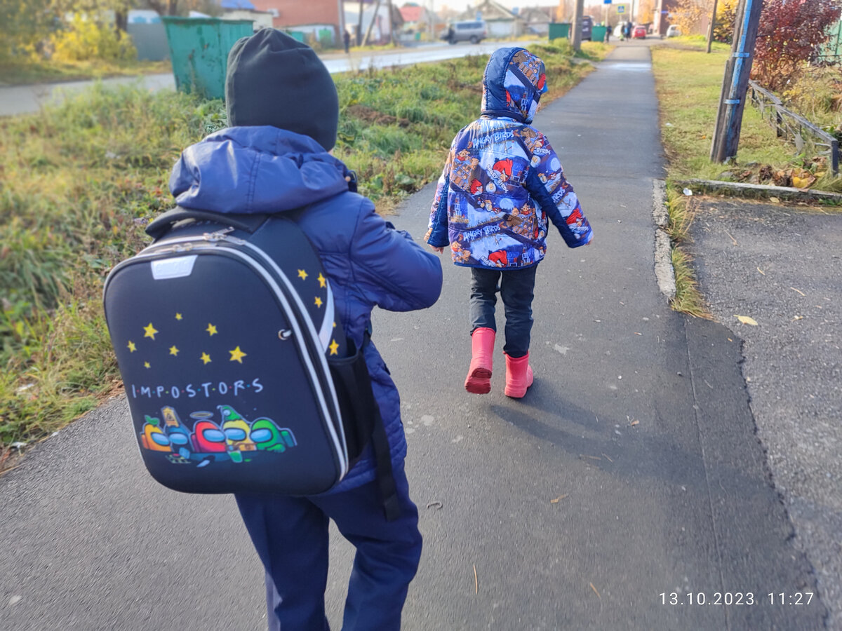 Паша, Вадя. Ничего не говорите. Я знаю, что я опять скатилась. И начал фотографировать, как будто и телефон новый не покупала