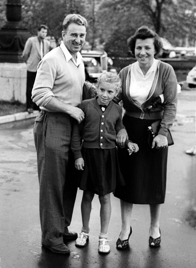    Татьяна Тарасова в детстве с родителями.Олег Неелов архив «СЭ»