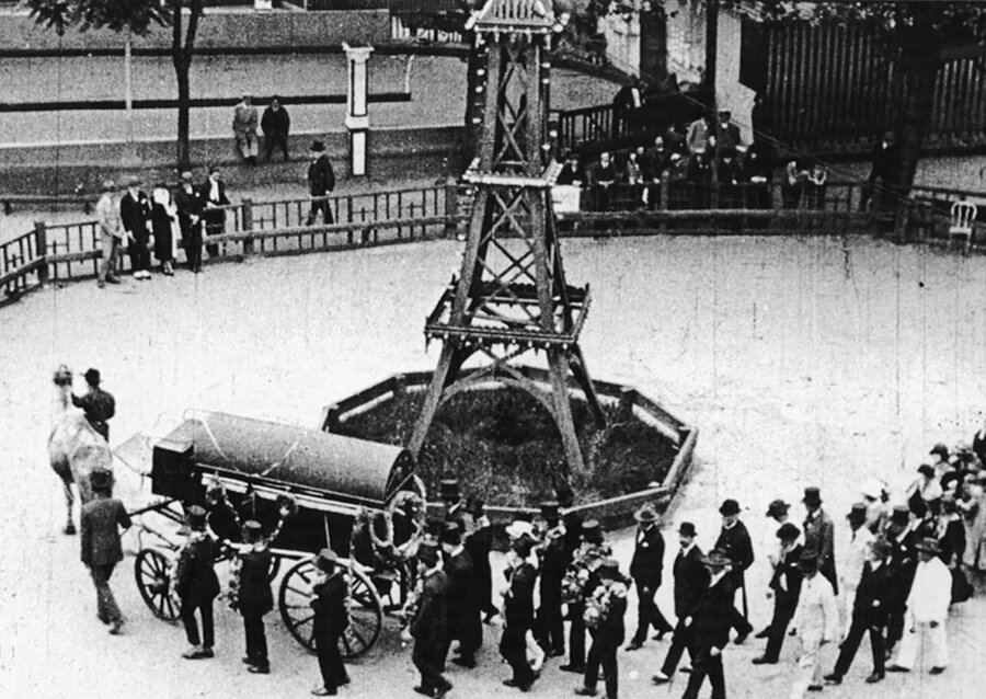 Горотескная похоронная процессия