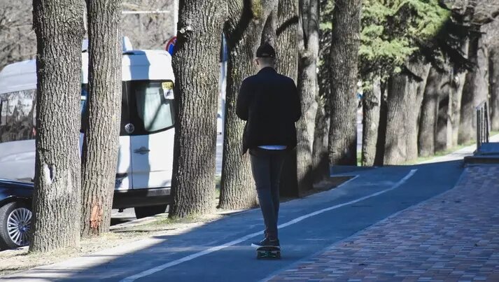     В районе дома Печати замечены два парня на электросамокатах, которые развлекаются тем, что плюют в прохожих. Недавно от действий хулиганов пострадала местная пенсионерка.