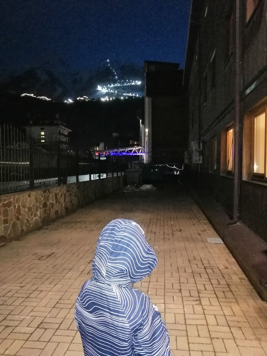 У Гостевого дома "Берёзка" в Красной поляне. Виден подъемник.