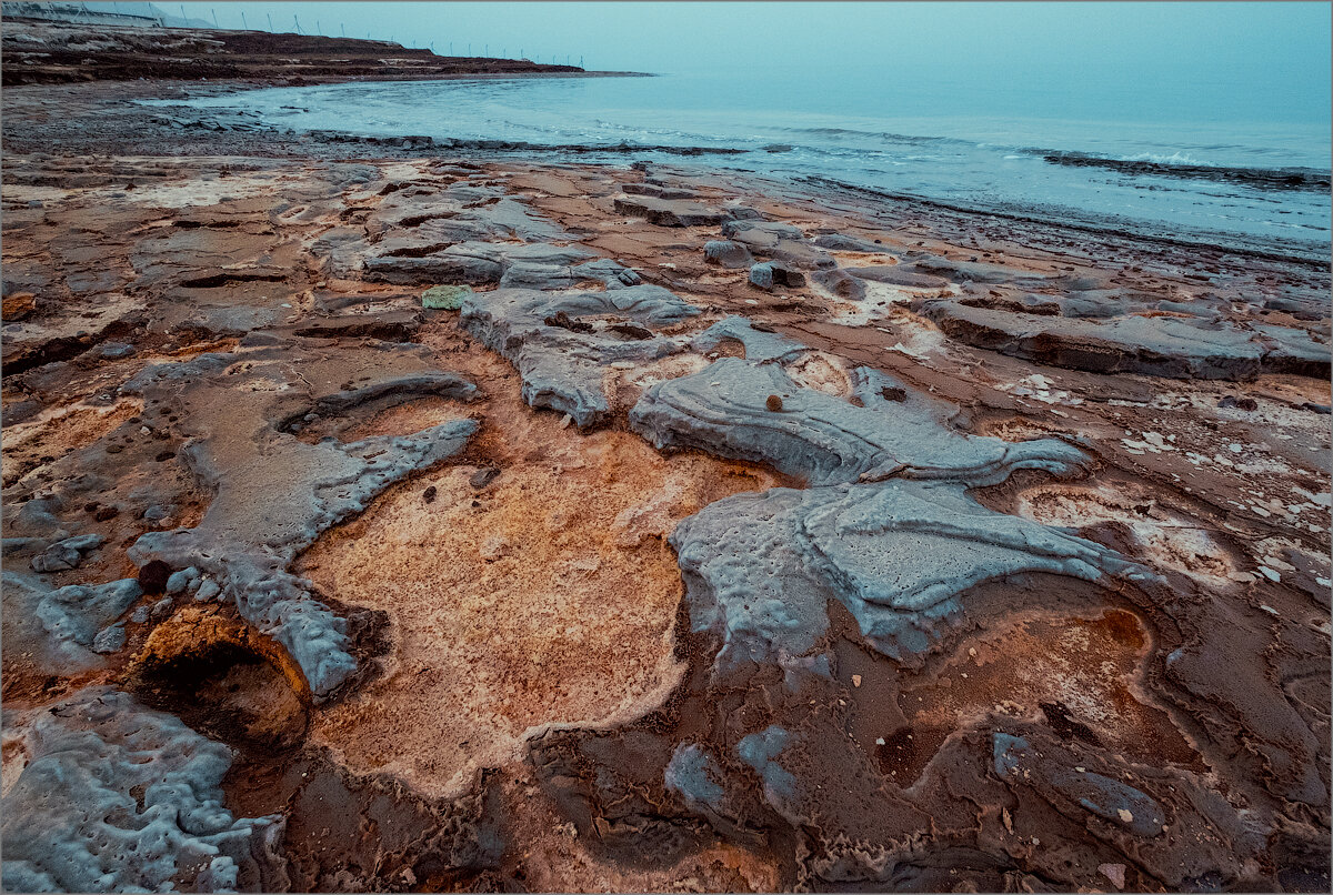 Гибнущее море. Мертвое море асфальт. Мертвое море асфальтовое. Природный асфальт мертвого моря. Асфальтовое озеро.