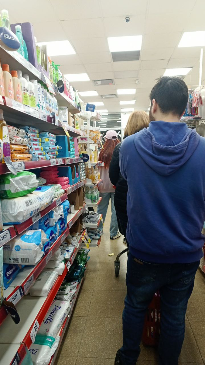 Очереди в Аргентине это норма. И во второй аптеке я тоже увидела много народу (фото не оттуда, я просто спонтанно решила описать свой опыт), и решила что буду там стоять полдня, но нет.