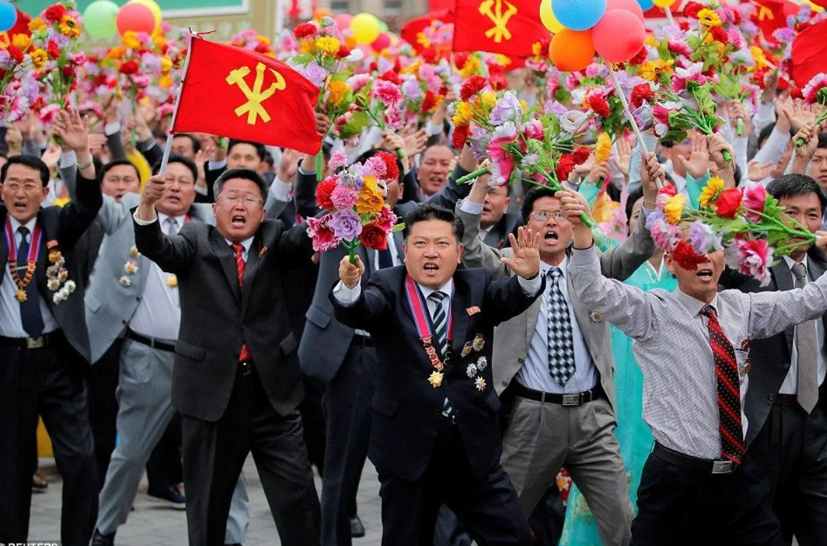 Праздник день кореи. Северная Корея. 1 Мая в Северной Корее. КНДР Северная Корея. Северная Корея Пхеньян люди.