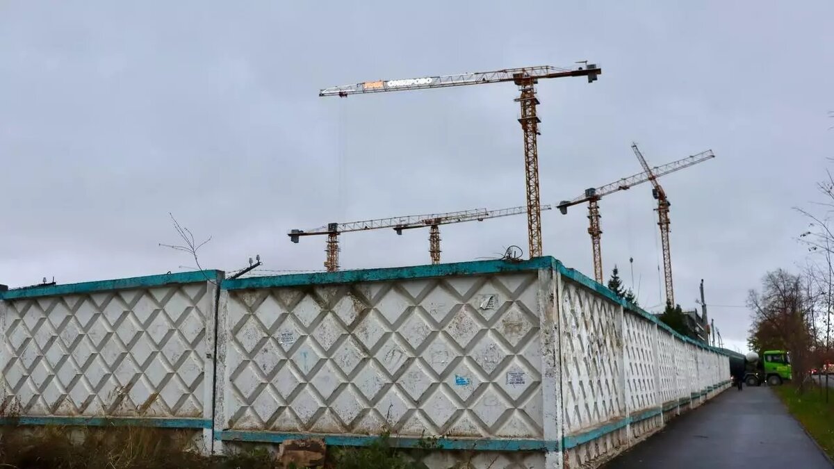     В Советском районе Казани московская компания «ПИК» возводит жилой массив «Сиберево». Как выглядит территория, окружающая будущий «человейник», и как ее планирует благоустроить застройщик? Об этом — в фоторепортаже Inkazan.