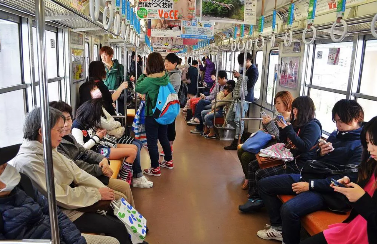 Природы в общественных местах. Общественные места. Общественный транспорт в Японии. Люди в общественном транспорте. Японцы в общественном транспорте.