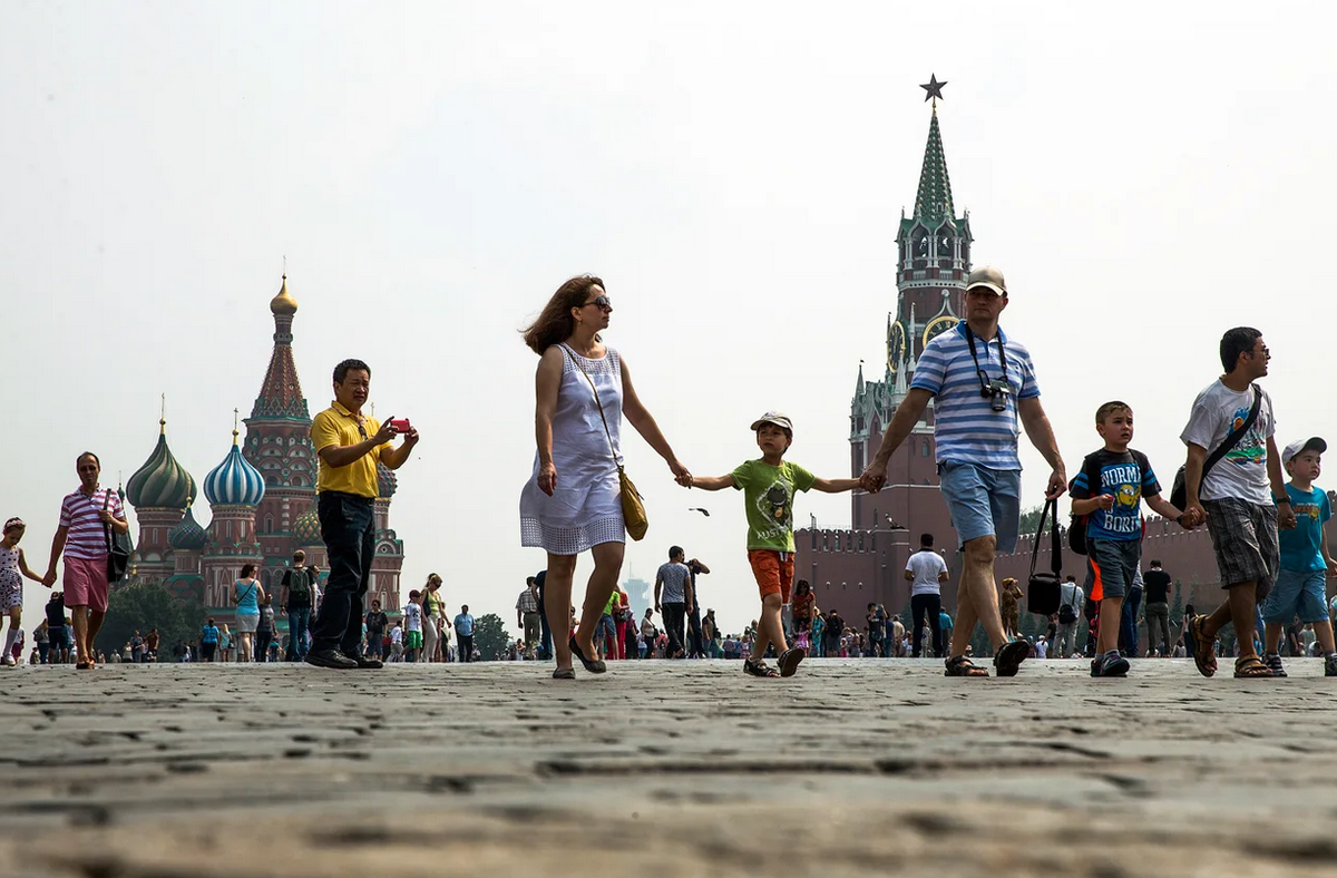 Пл детей. Москва люди. Люди в городе. Москва лето люди. Красная площадь для детей.
