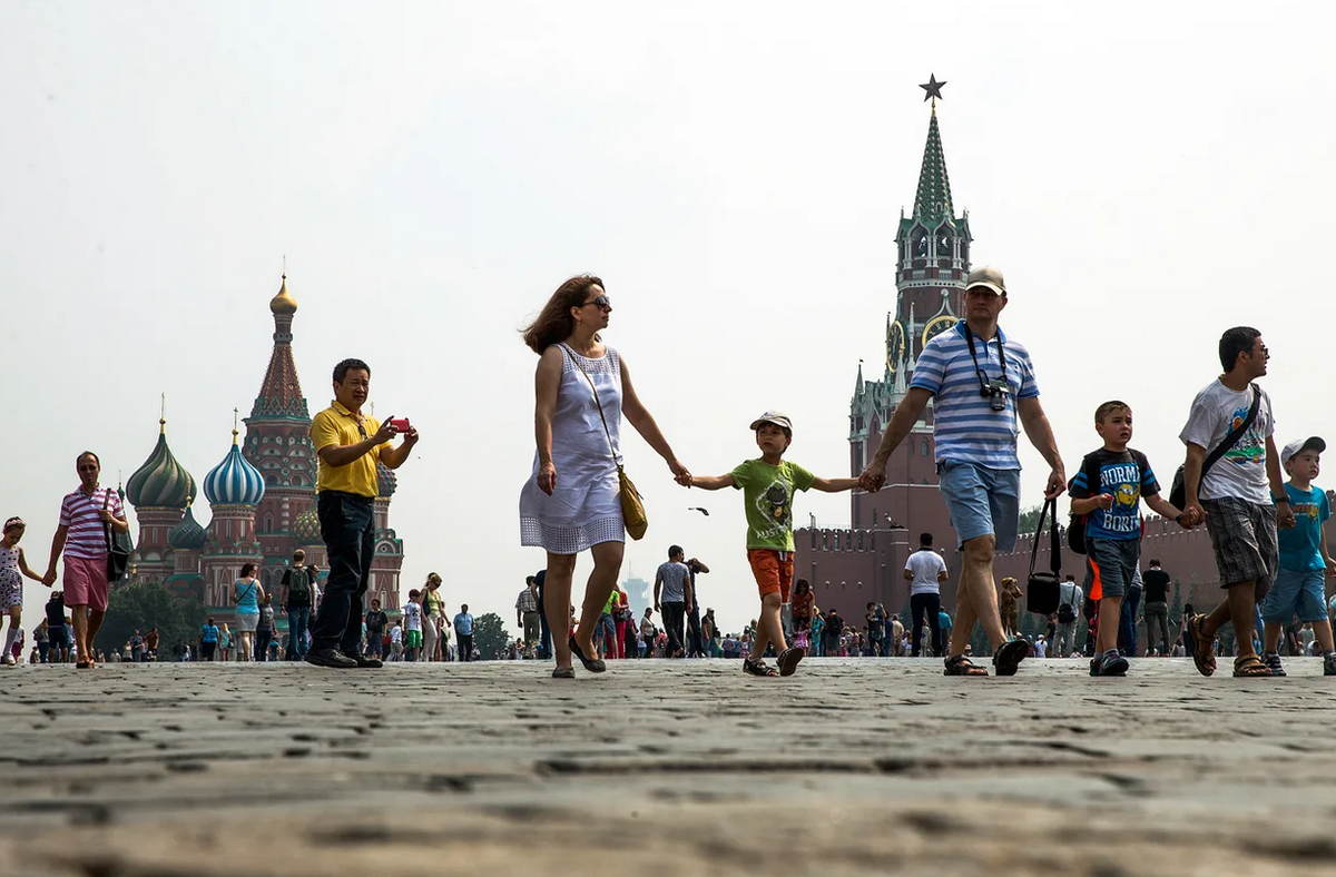 Москва люди. Москва лето люди. Красная площадь для детей. Жители Москвы.