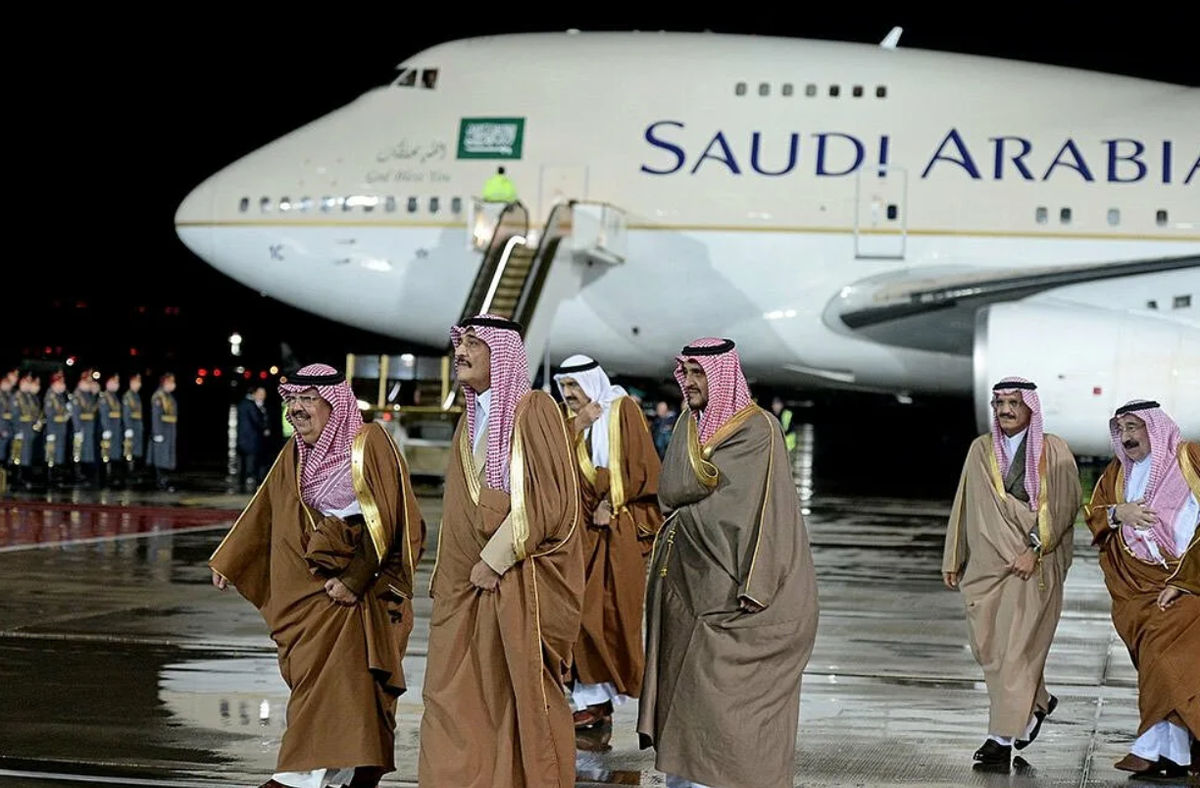Билеты в саудовскую аравию. Самолет короля Саудовской Аравии. Король Саудовской Аравии 2023. Самолет короля сауда Аравии. Боинг 747 Саудия Аравия.