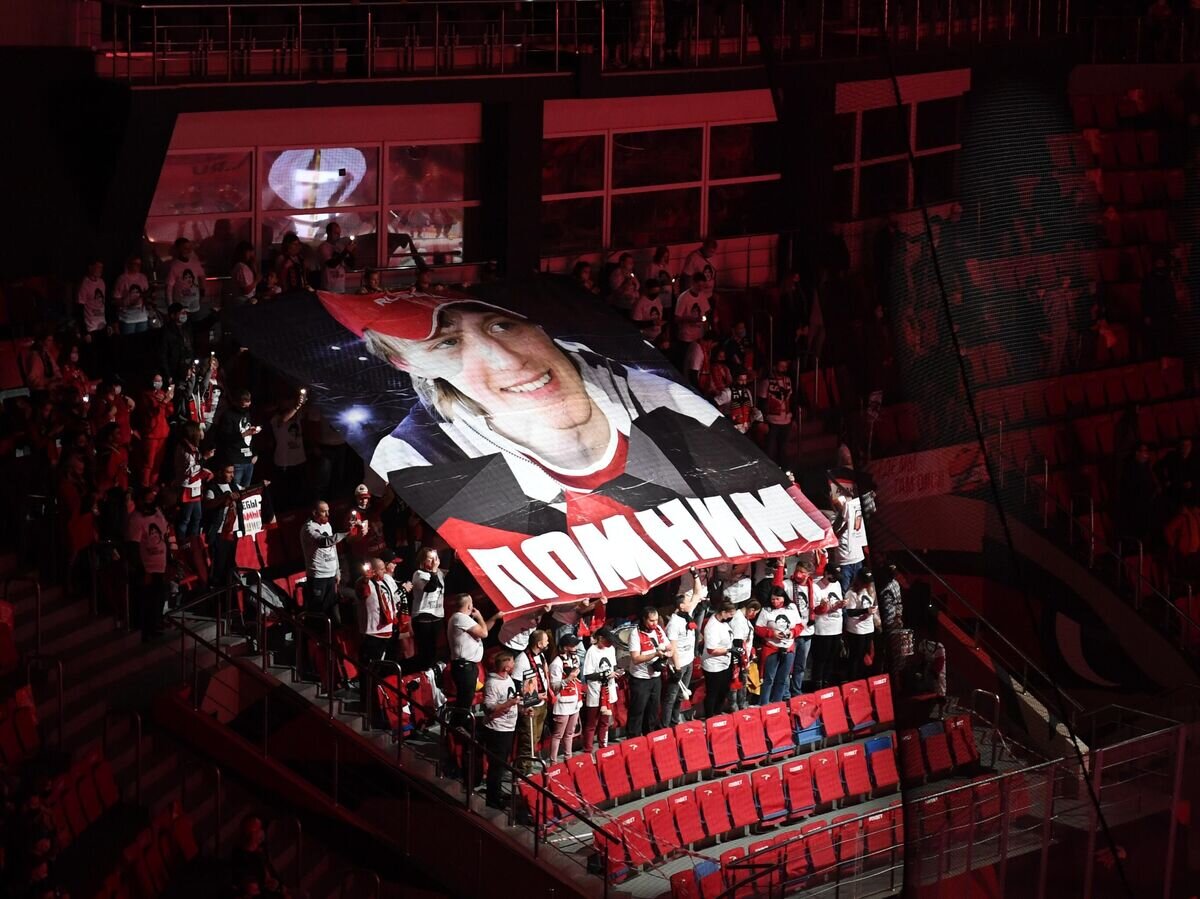    Баннер в память о хоккеисте Алексее Черепанове © РИА Новости / Павел Бедняков