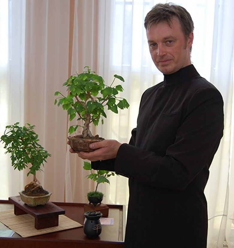 Гомель.  2015 г. 
Источник: https://www.sb.by/articles/karlikovye-derevya-ukrasyat-gomelskiy-dvorets.html?ysclid=lnidly9ual39003129
